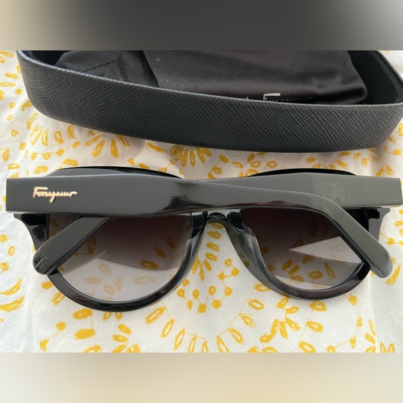 Ferragamo sunglasses (women’s) - Picture 3 of 10